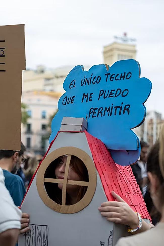 Manifestante en una protesta por el derecho a la vivienda en Madrid el 13 de octubre de 2024.