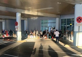 Personas esperando por un taxi en el Aeropuerto de Gran Canaria.