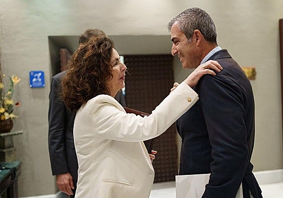 La consejera de Hacienda, Matilde Asián, saluda al vicepresidente, Manuel Domínguez.