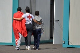 Dos menores acompañados de una trabajadora de Cruz Roja en su llegada al archipiélago.