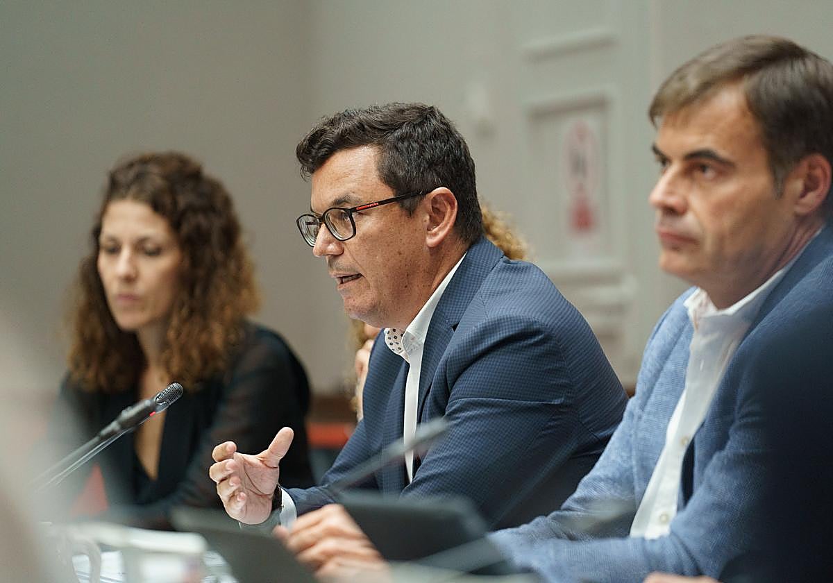 Pablo Rodríguez, durante la comisión de Presupuestos y Hacienda celebrada ayer en el Parlamento de Canarias. efe