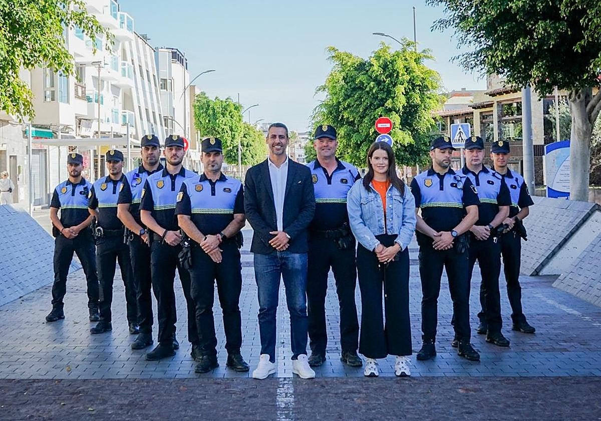 El alcalde Isaí Blanco, con los últimos agentes recién incorporados.