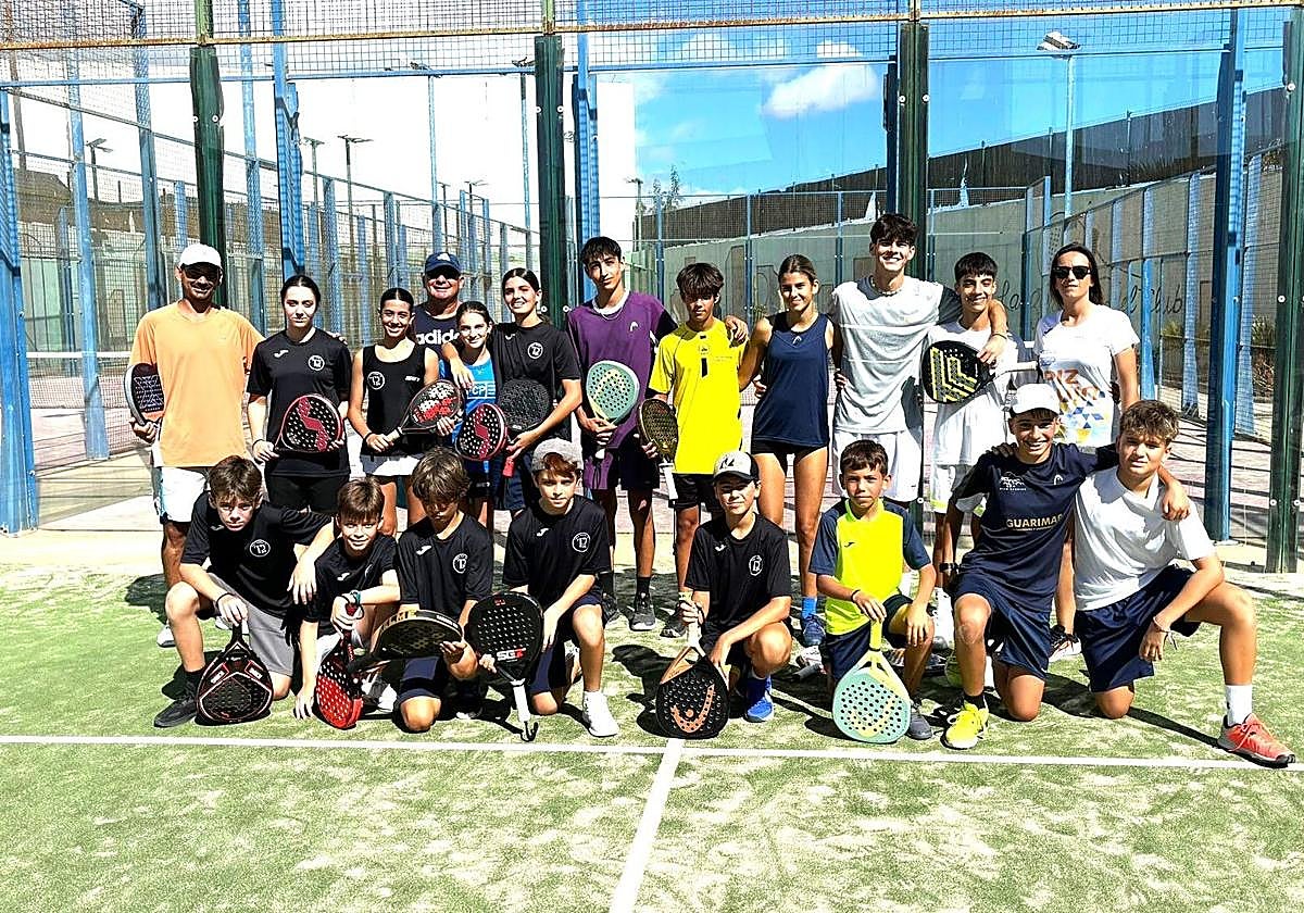 El grupo de jugadores con los técnicos.