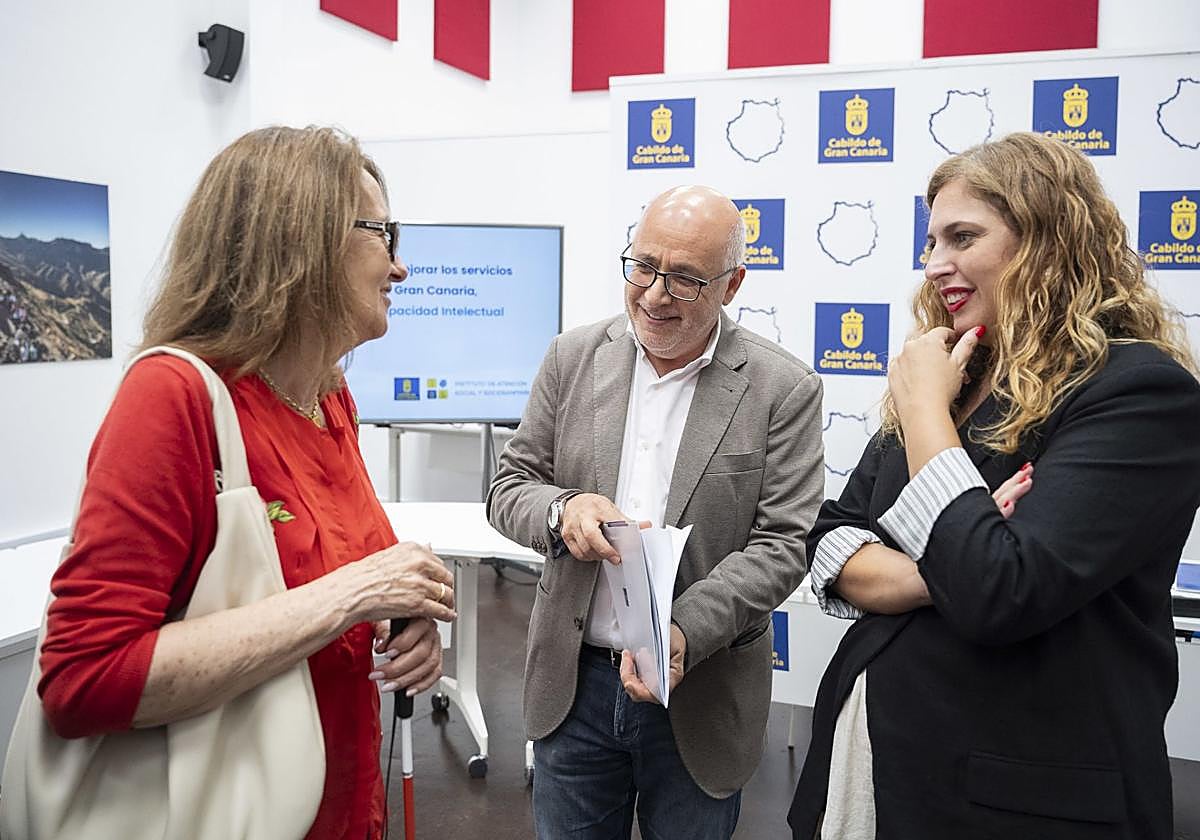 Morales y Mena, dialogando con representantes del tercer sector.