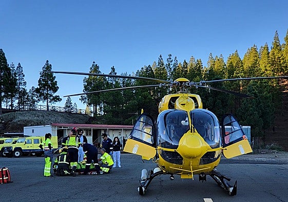 Imagen del helicóptero empleado para el desplazamiento del conductor herido.