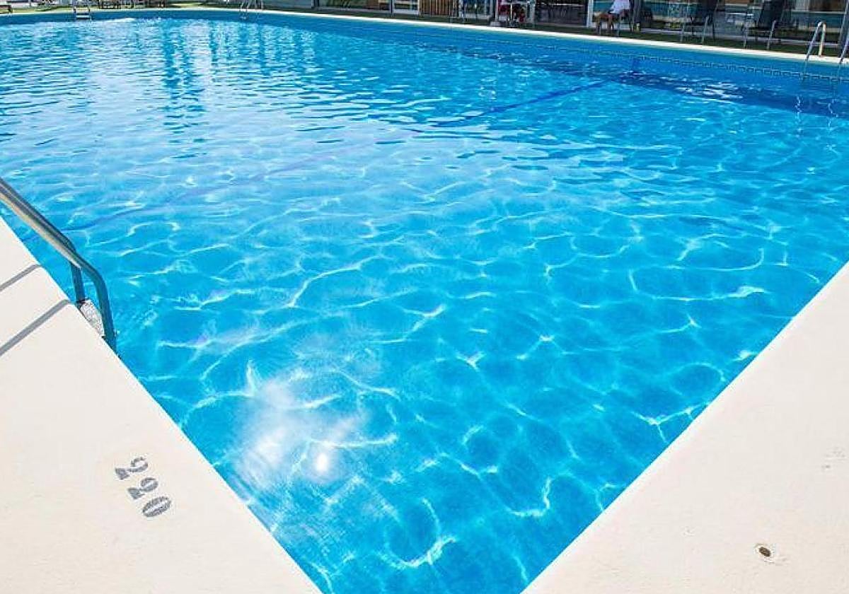 Imagen de la piscina de un hotel.