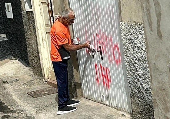 Francisco José F.H., conocido por Paco, limpia las pintadas en su casa en la que leía «Ojo, asesino suelto. DEP».