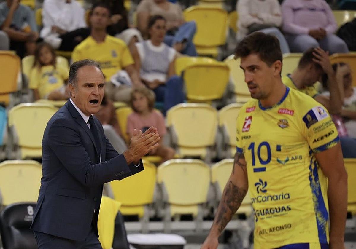 Sergio Miguel Camarero anima a los suyos durante un encuentro en el Arena.