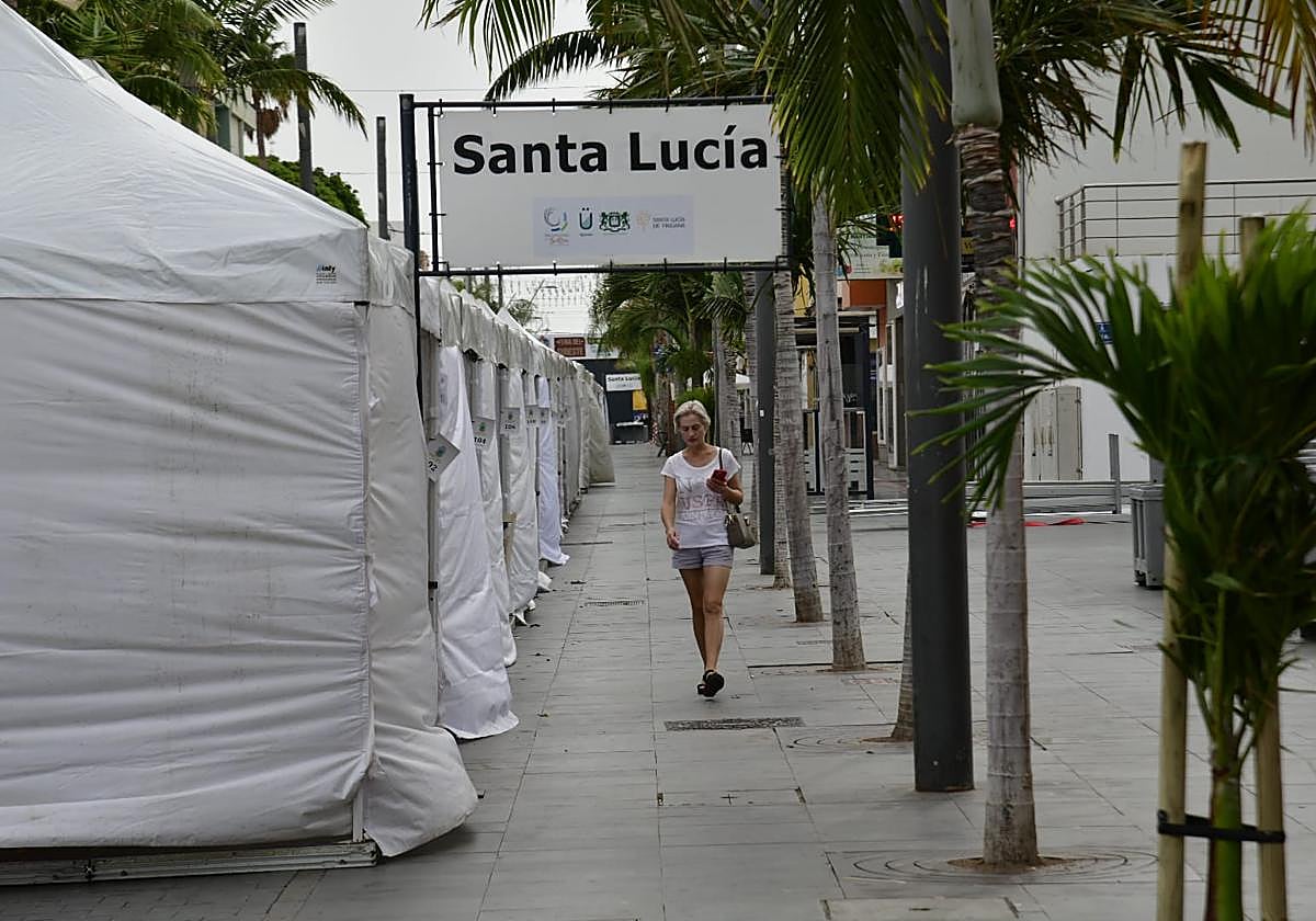 La avenida de Canarias de Vecindario preparada para la feria.