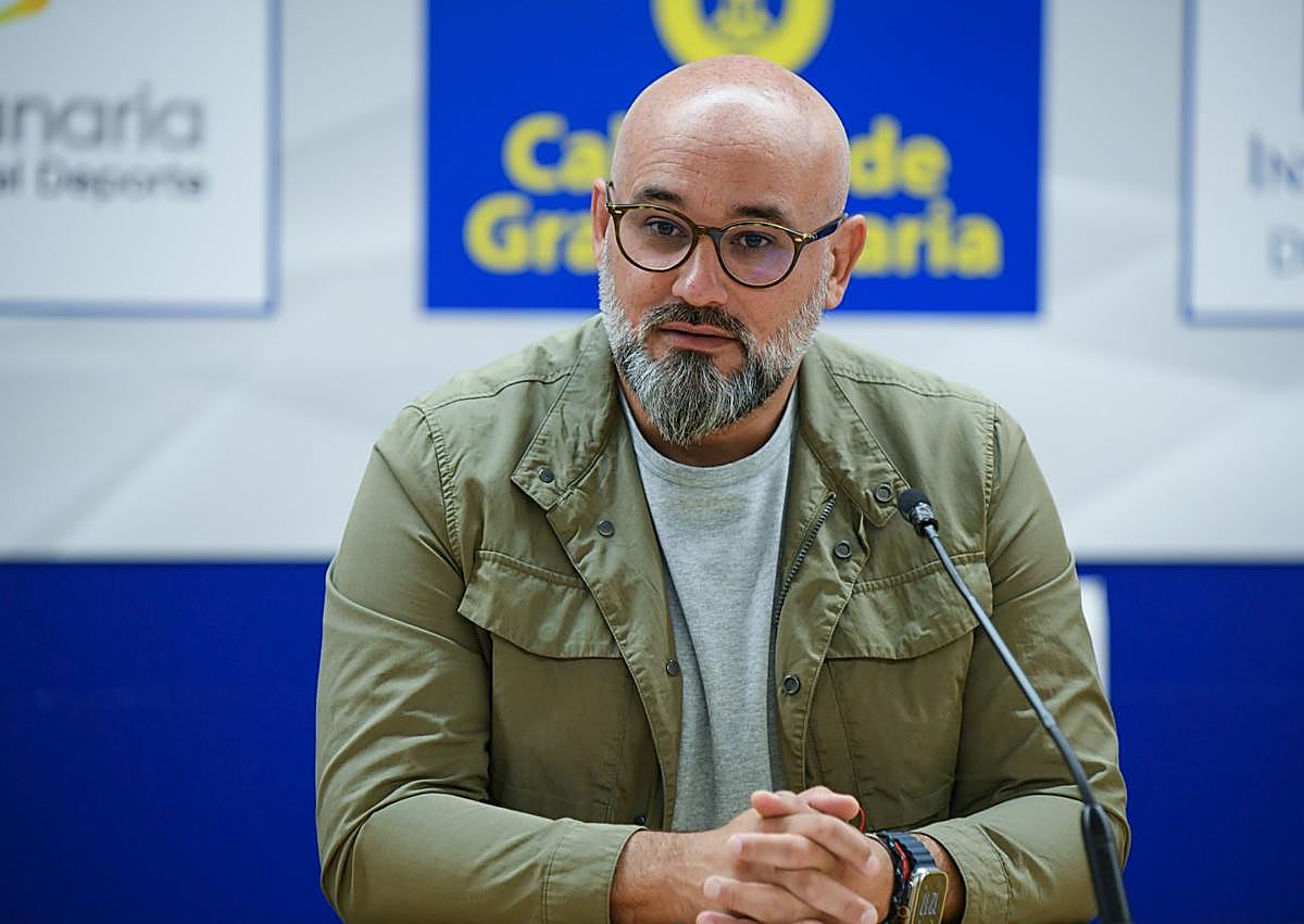 Imagen secundaria 1 - Aridany Romero, consejero de deportes del Cabildo de Gran Canaria (i) y Carlos Álamo, consejero insular de Turismo.