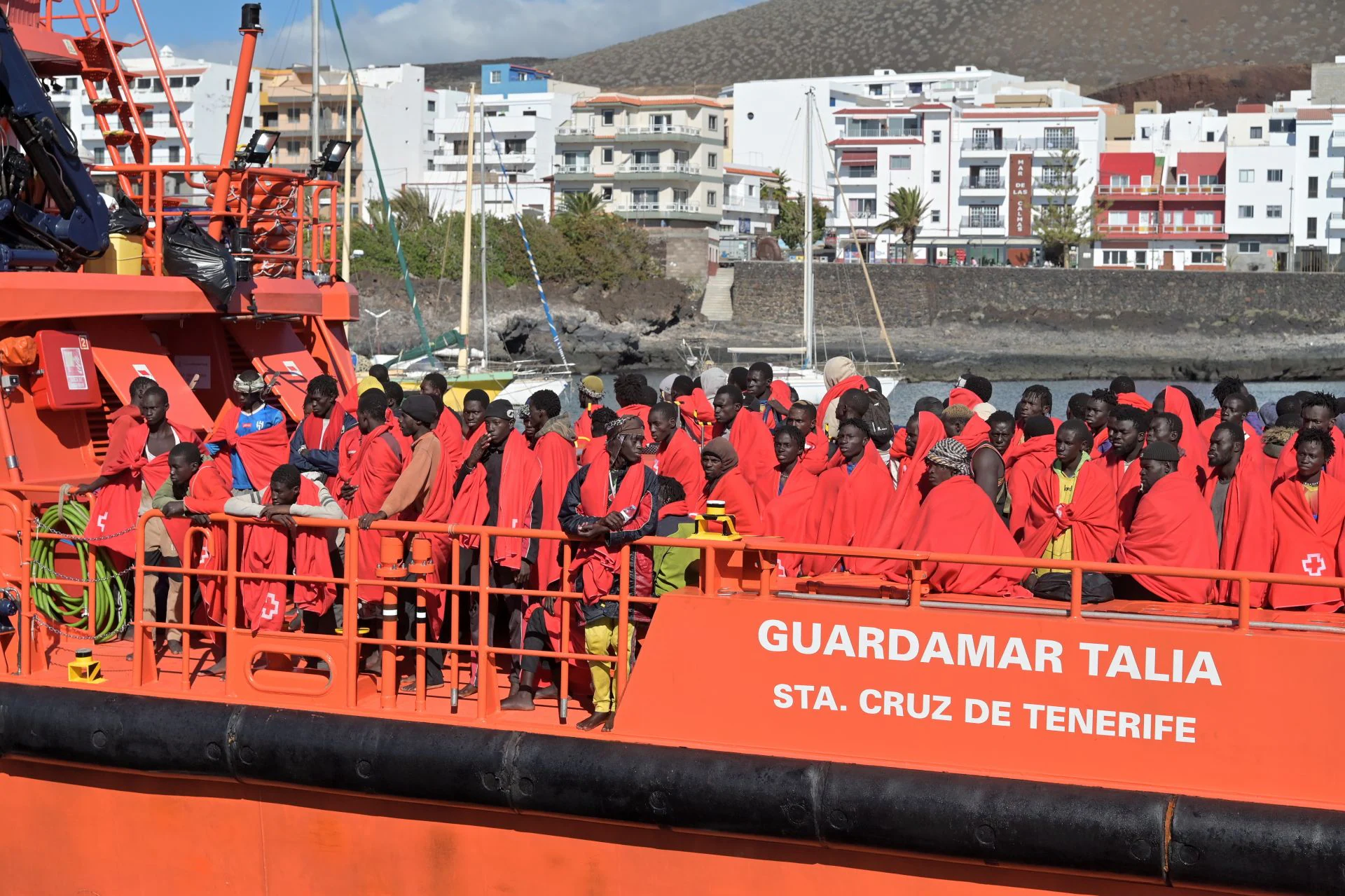 Llegada al muelle de La Restinga, en El Hierro, de 131 migrantes rescatados el pasado martes. efe