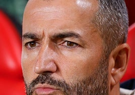 Diego Martínez, con gesto serio y concentrado antes del partido ante el Rayo.