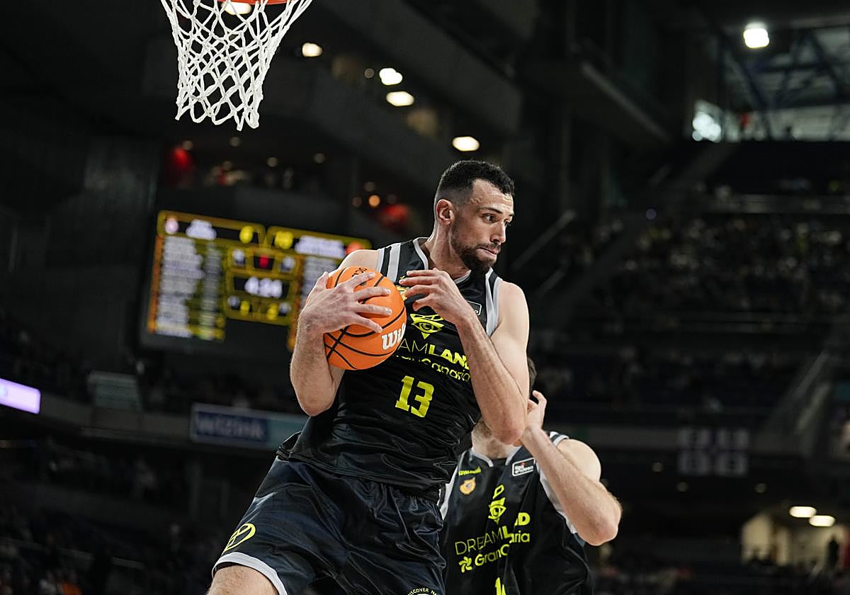 Pierre Pelos se hace con un rebote ofensivo en el WiZink Center.