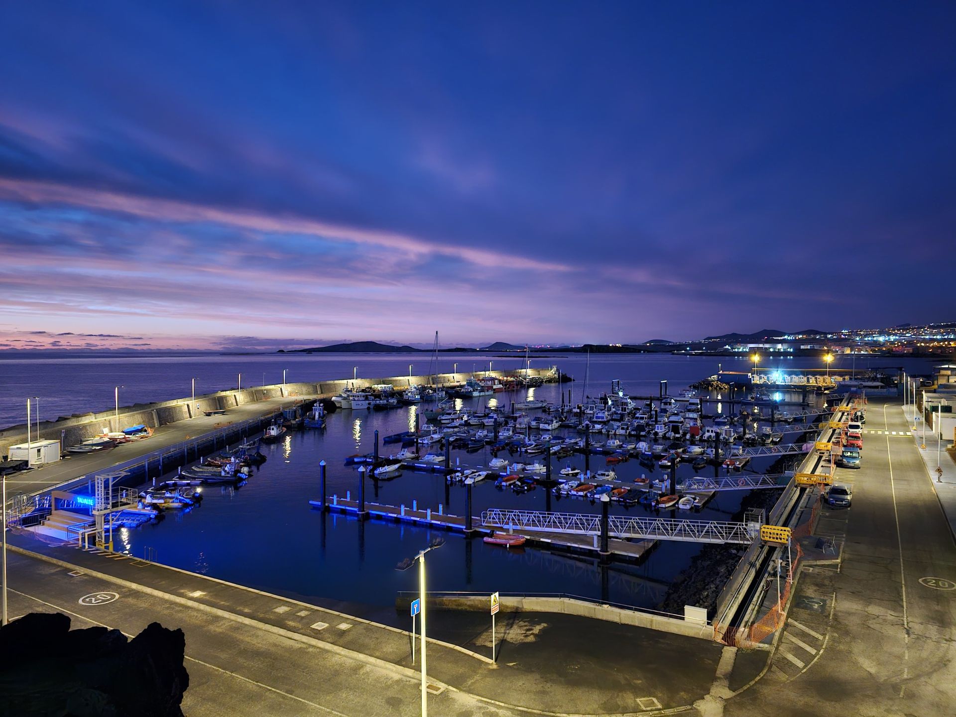 Panorámica del puerto de Taliarte.