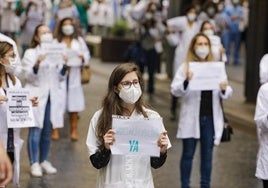 Imagen de archivo de una oncentración de médicos temporales en el año 2020.