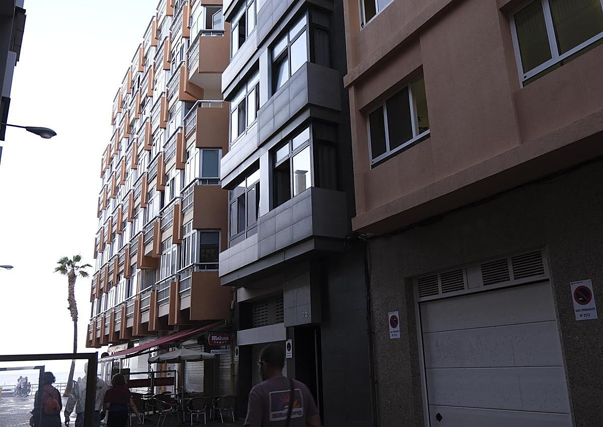 Imagen secundaria 1 - Imagen del edificio afectado y de la gran columna de humo que se divisaba desde la playa de Las Canteras.