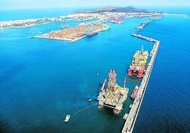Vista de la ciudad con el Puerto en primer plano.