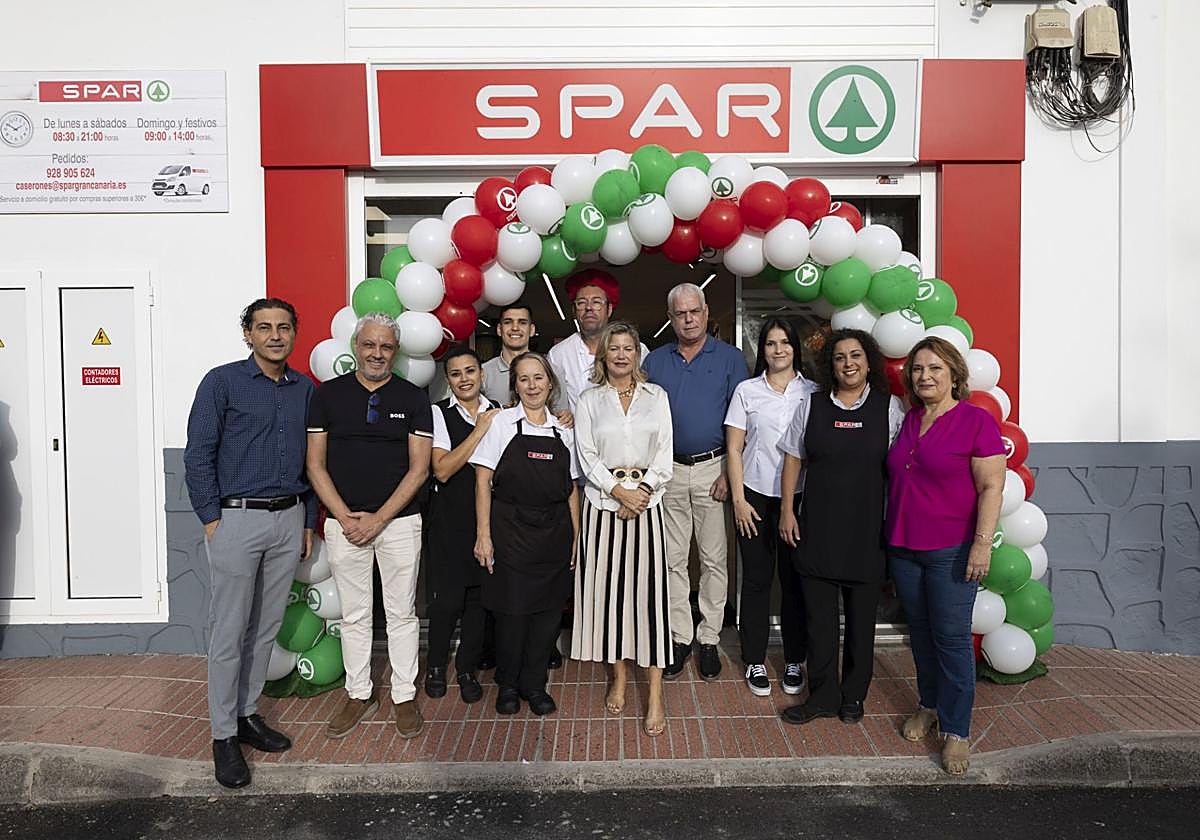 El equipo de SPAR Caserones junto a la directiva de SPAR Gran Canaria antes de la inauguración de la tienda.