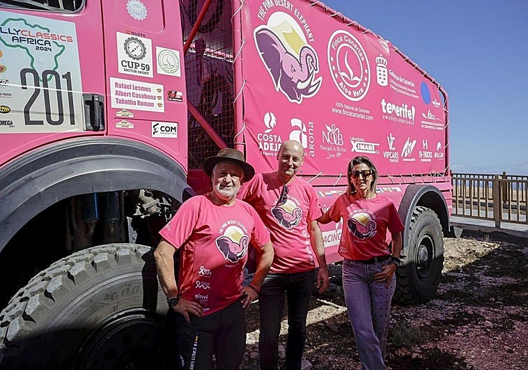 Rafa Lesmes posa junto al resto de su equipo en la Finca Aloe Vera Canarias.