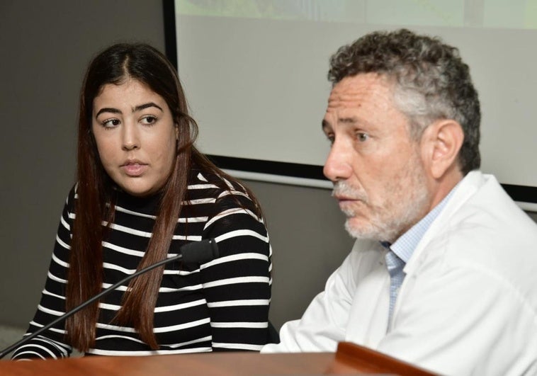 La joven Antía Pineiro y el cirujano Francisco Portela, en la presentación del primer retrasplante realizado en Canarias.