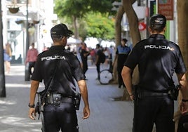 Foto archivo de dos Policías Nacionales.