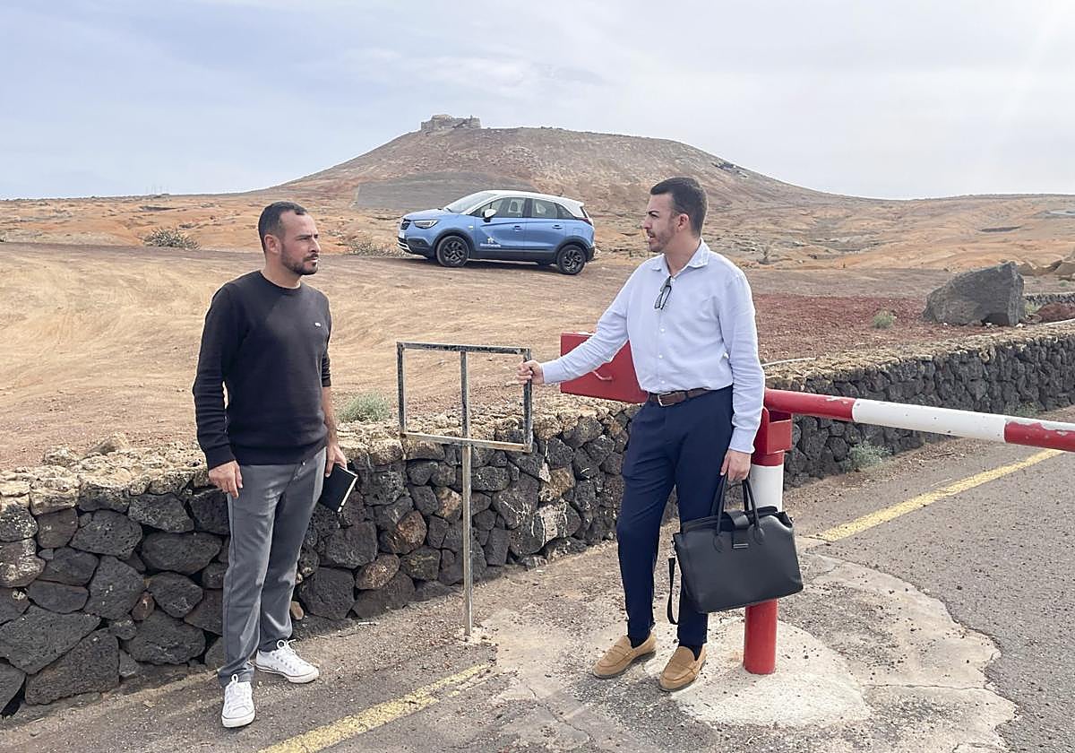 Concejales del PSOE en el acceso al Castillo de Guanapay.