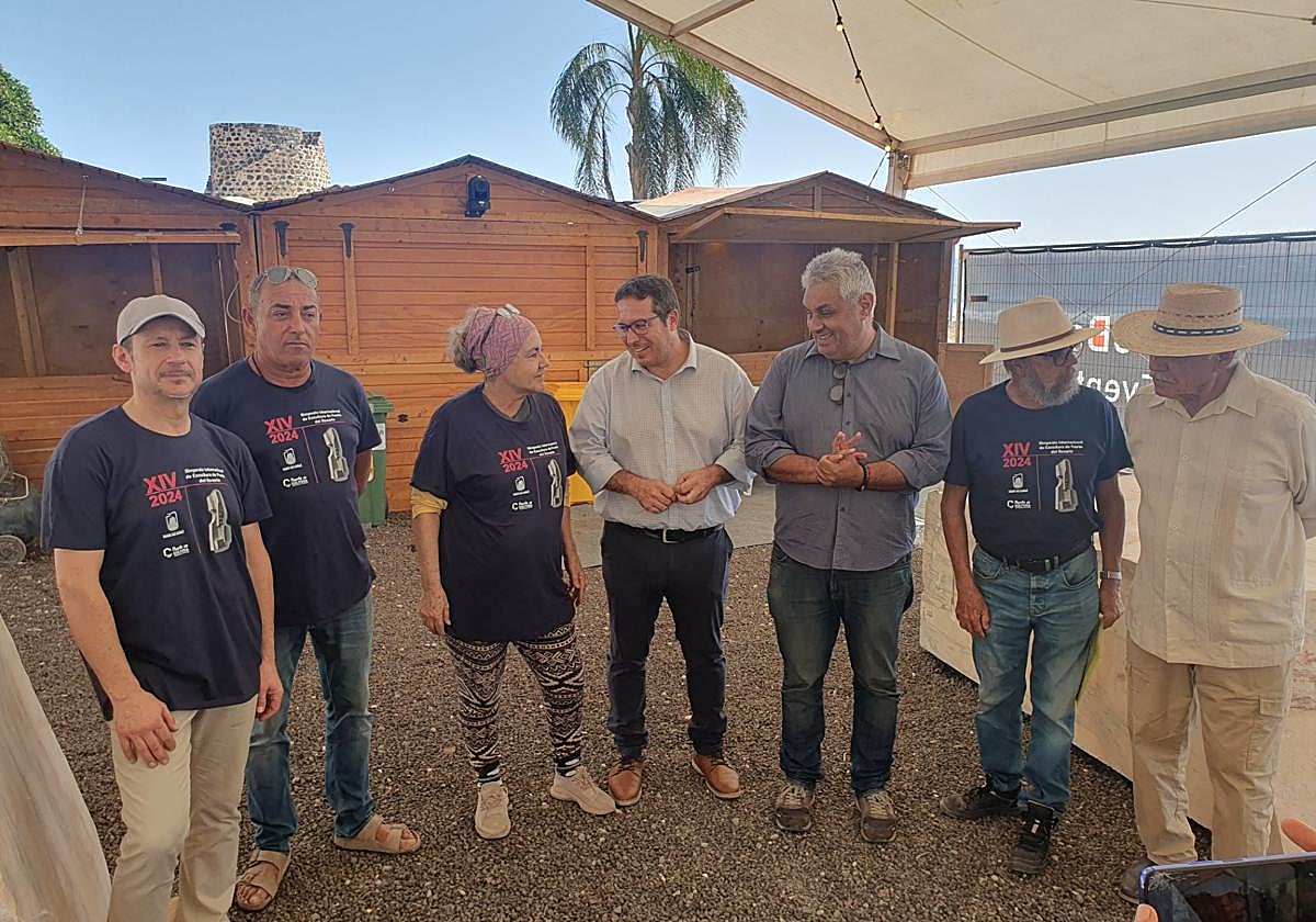 El grupo de escultores, con el alcalde David de Vera y el concejal de Cultura, Juan Jiménez, en la zona de trabajo del simposio en el barrio de El Charco.