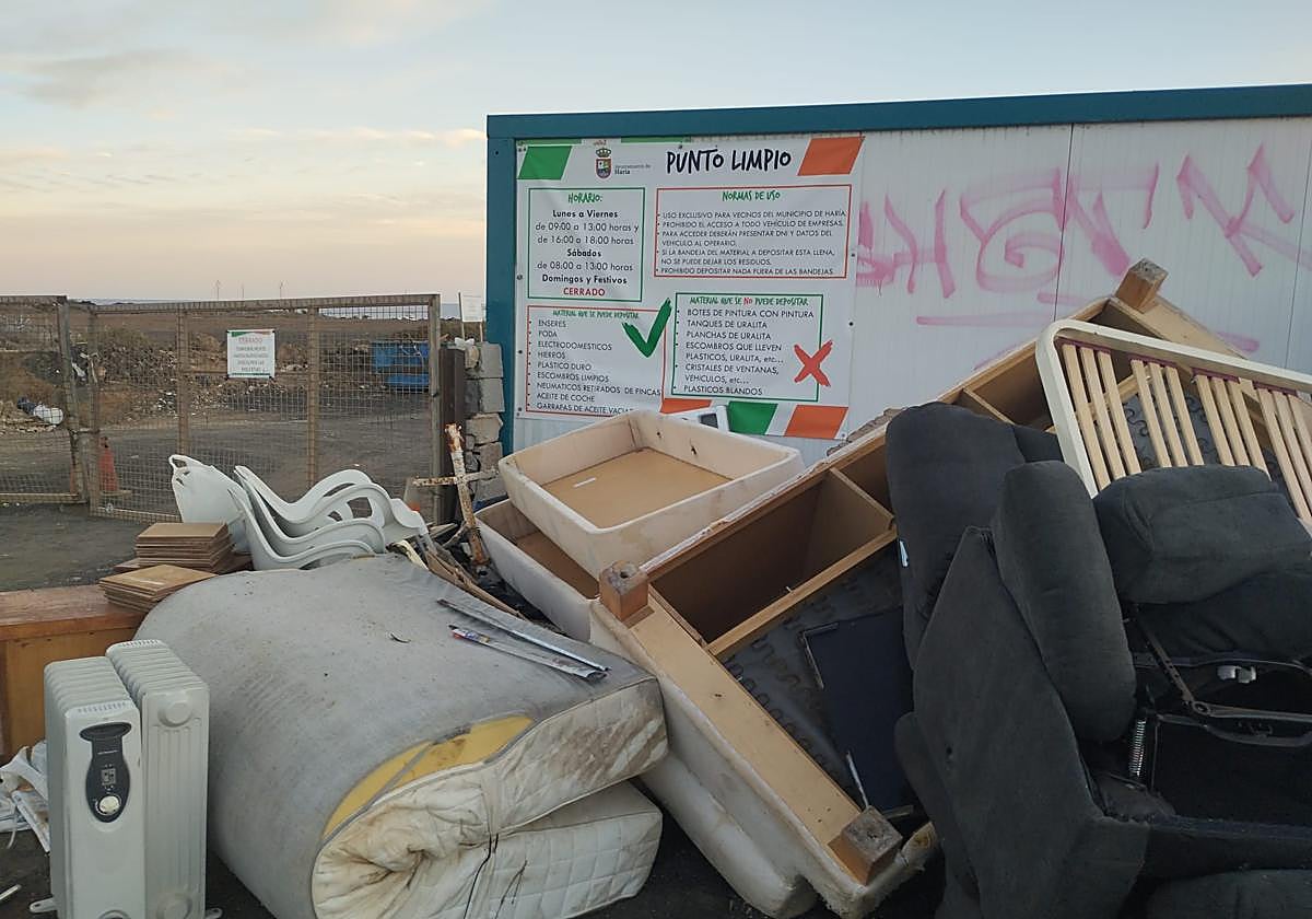 Restos ante el punto limpio cerrado.