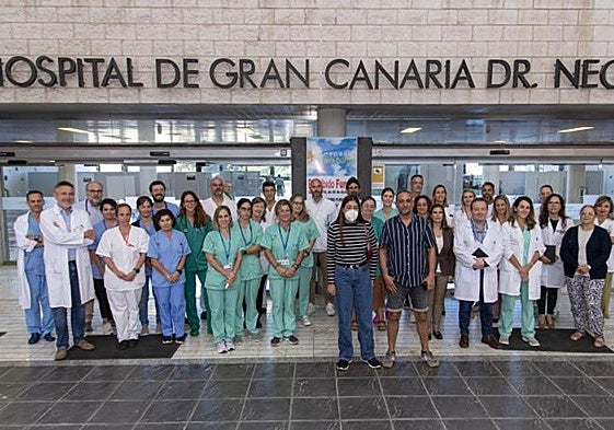 La joven Antía Pineiro y el cirujano Francisco Portela, en la presentación del primer retrasplante realizado en Canarias.