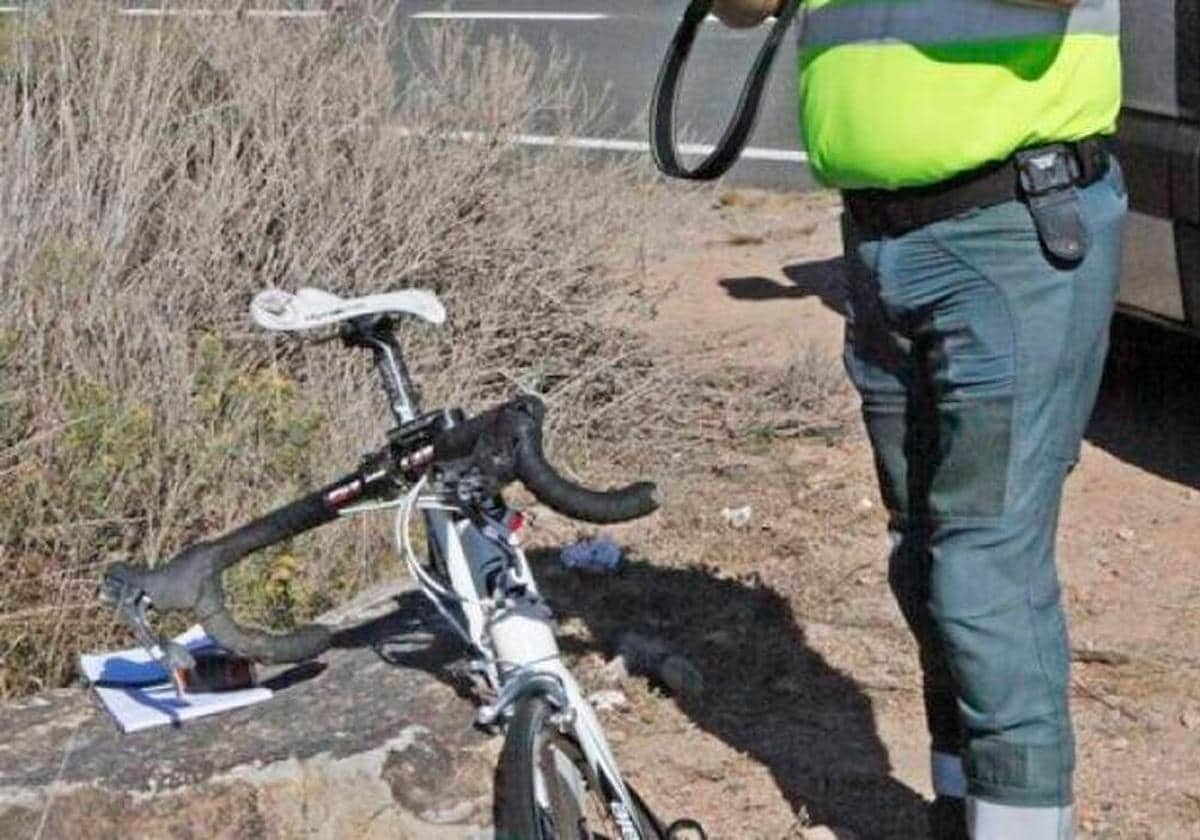 Un guardia civil en un accidente con un ciclista involucrado en una imagen de archivo.