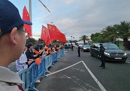 Decenas de compatriotas despiden a Xi Jingpin en los alrededores de la base de Gando este jueves.