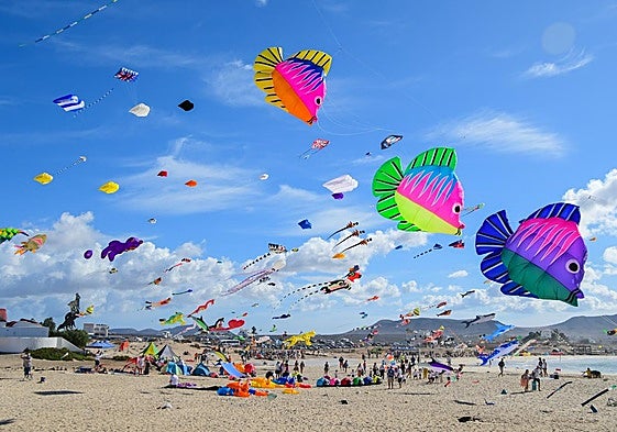 Cometas en la playa de la Concha, en El Cotillo.