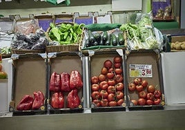 Estantes de verduras en un mercado.