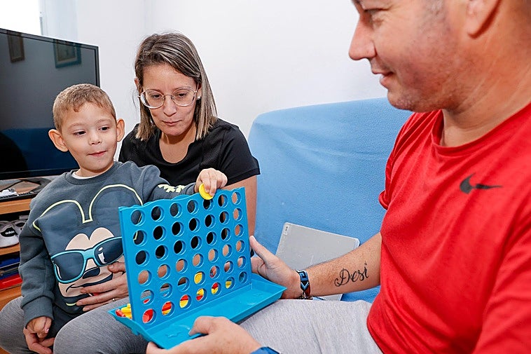 Mateo Jiménez, jugando en casa junto a sus padres.