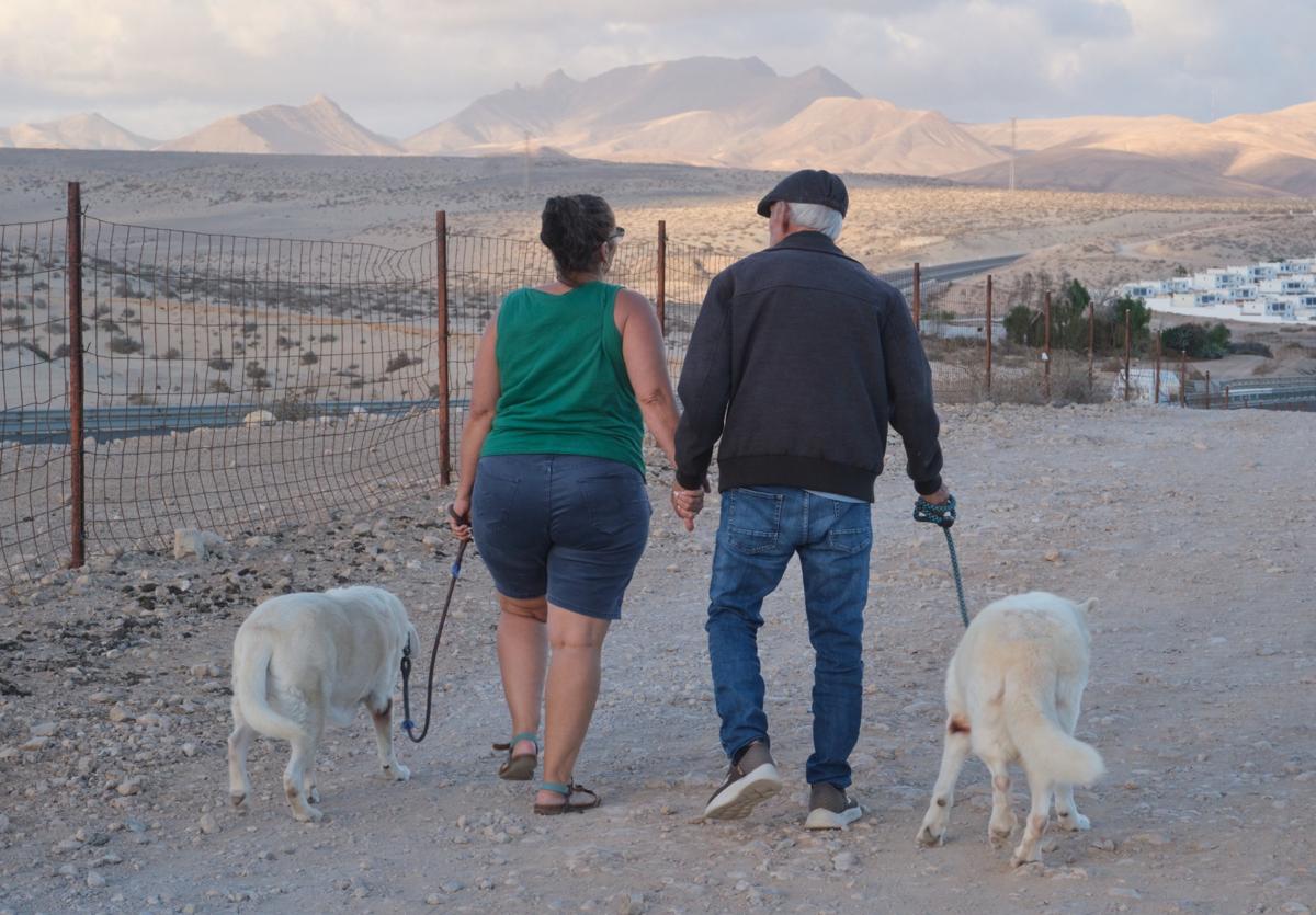 Padre e hija, con sus dos perros, pasean por Costa Calma, en el municipio de Pájara.