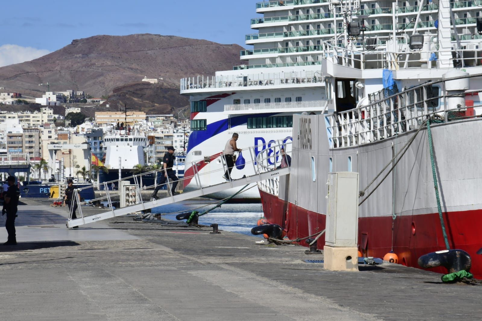 Imágenes de la mercancía incautada por la Policía Nacional a 500 millas de las islas