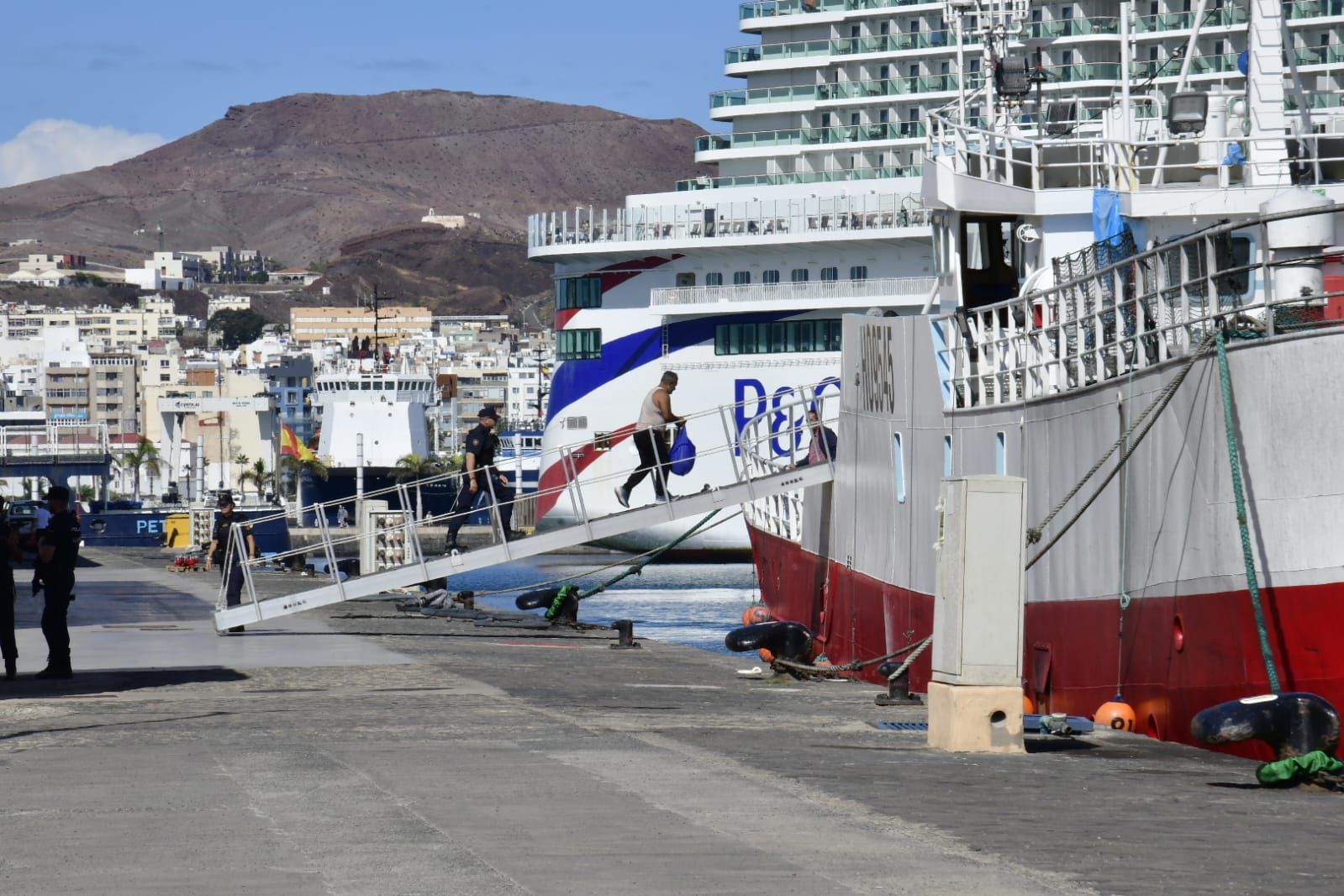 Imágenes de la mercancía incautada por la Policía Nacional a 500 millas de las islas