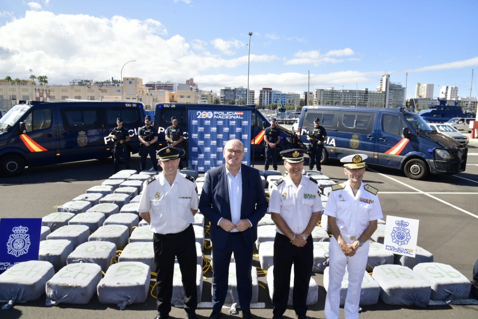 Imágenes de la mercancía incautada por la Policía Nacional a 500 millas de las islas