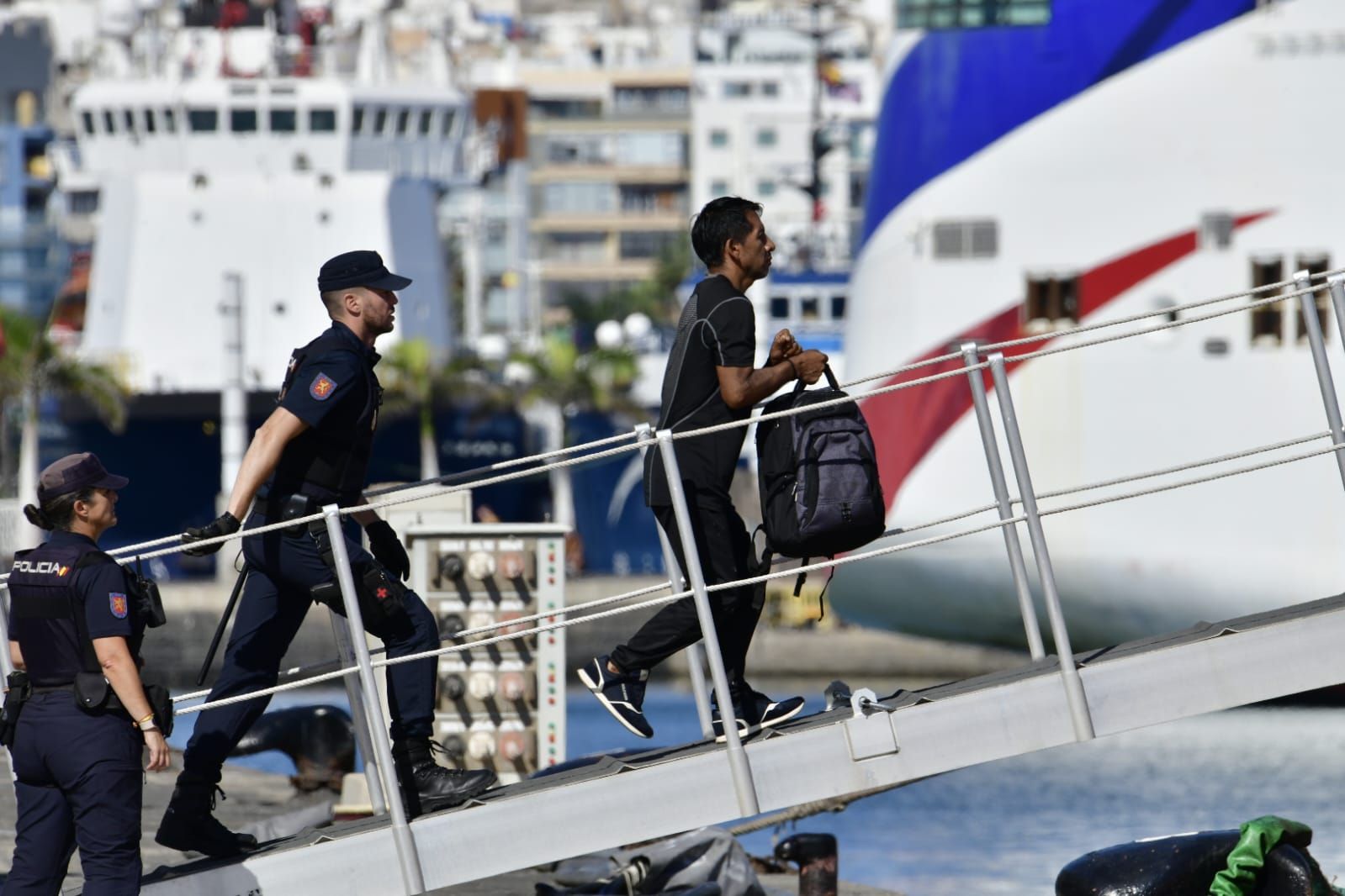 Imágenes de la mercancía incautada por la Policía Nacional a 500 millas de las islas