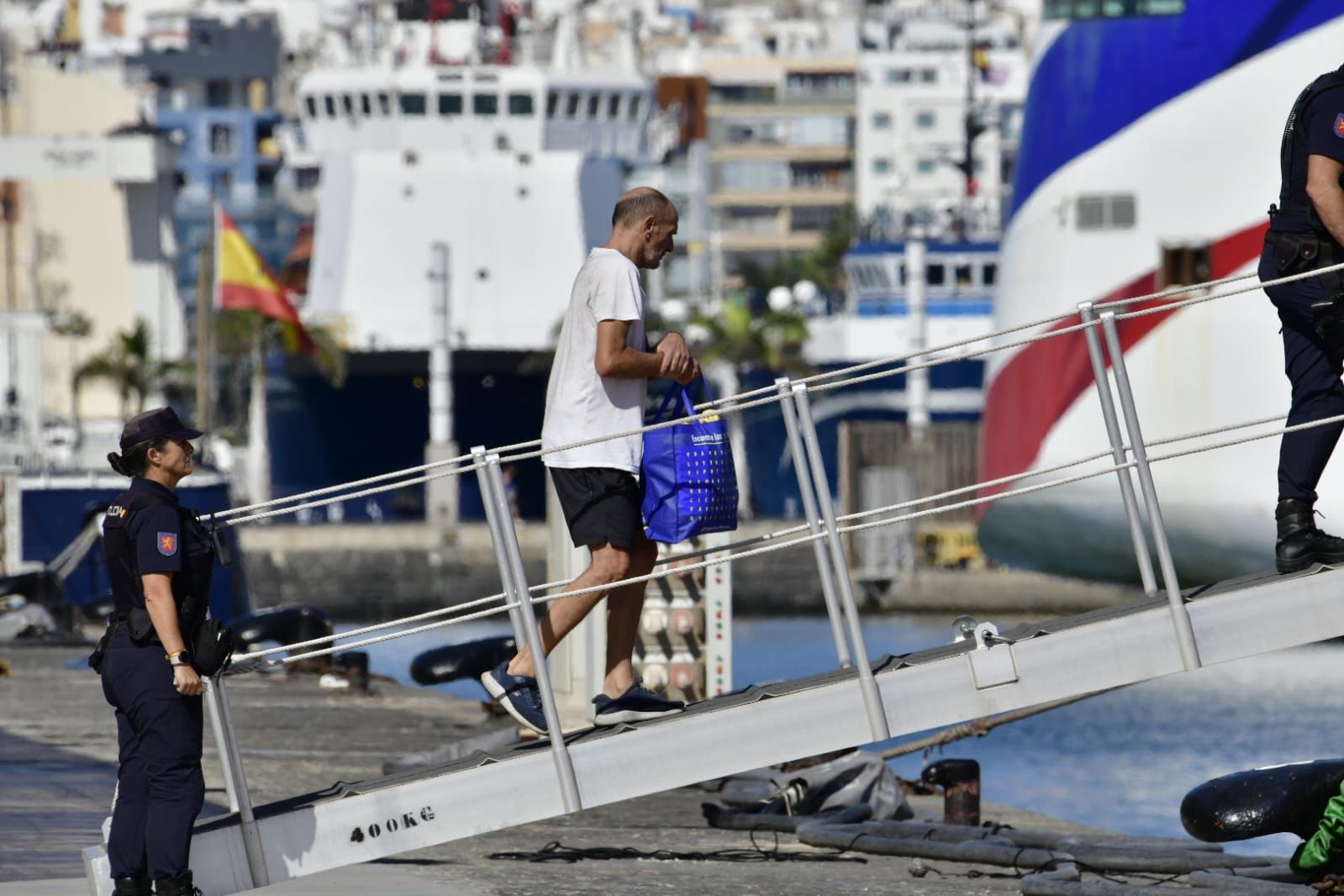 Imágenes de la mercancía incautada por la Policía Nacional a 500 millas de las islas