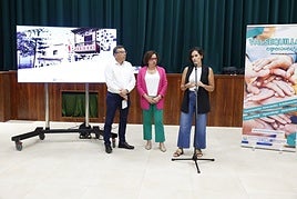 La edil de Cultura, Lucía Melián, junto al micro, en un acto reciente. La mira el alcalde, Francisco Atta.