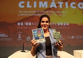 Estela Lola Cedrún, con los dos reconocimientos obtenidos en la 20ª edición de SREC.