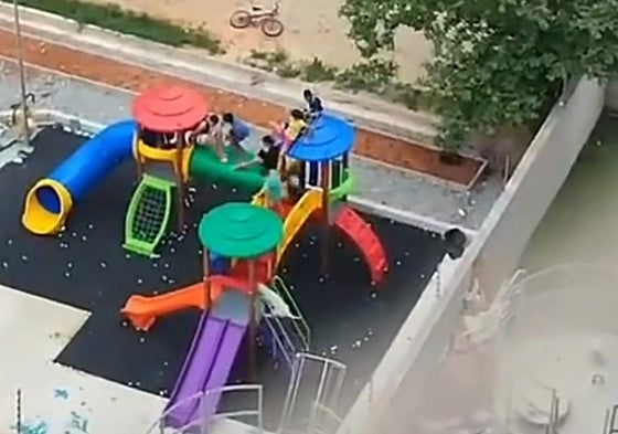 Los niños se intentaron proteger entre los toboganes, pero fueron atrapados por los perros.