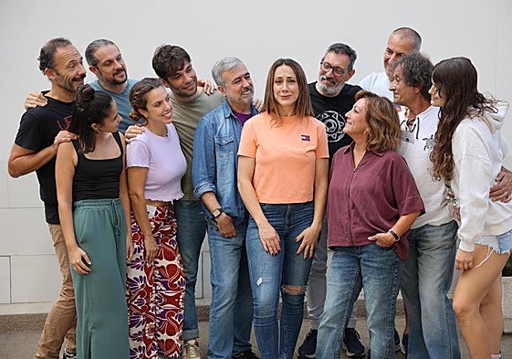 Los integrantes del reparto y del equipo técnico miran a la actriz Saray Castro, que da vida a Maribel, la protagonista de la obra.