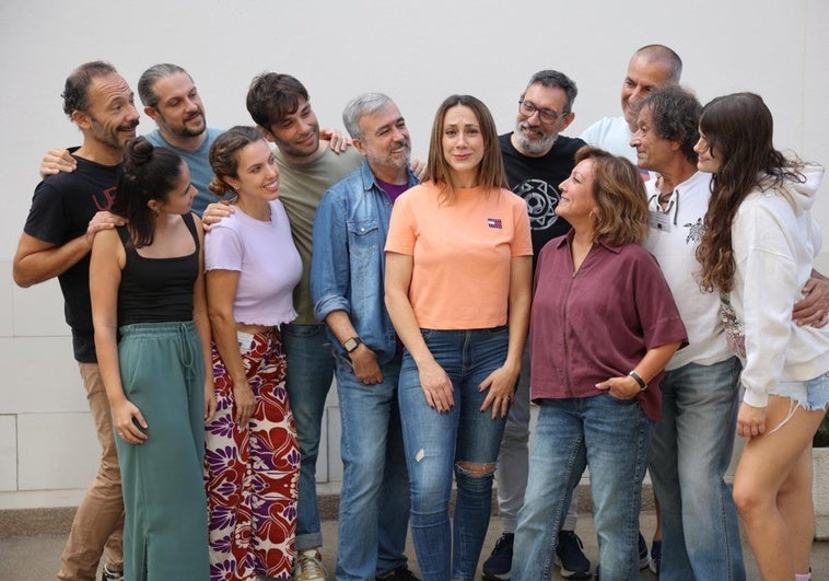 Los integrantes del reparto y del equipo técnico miran a la actriz Saray Castro, que da vida a Maribel, la protagonista de la obra.