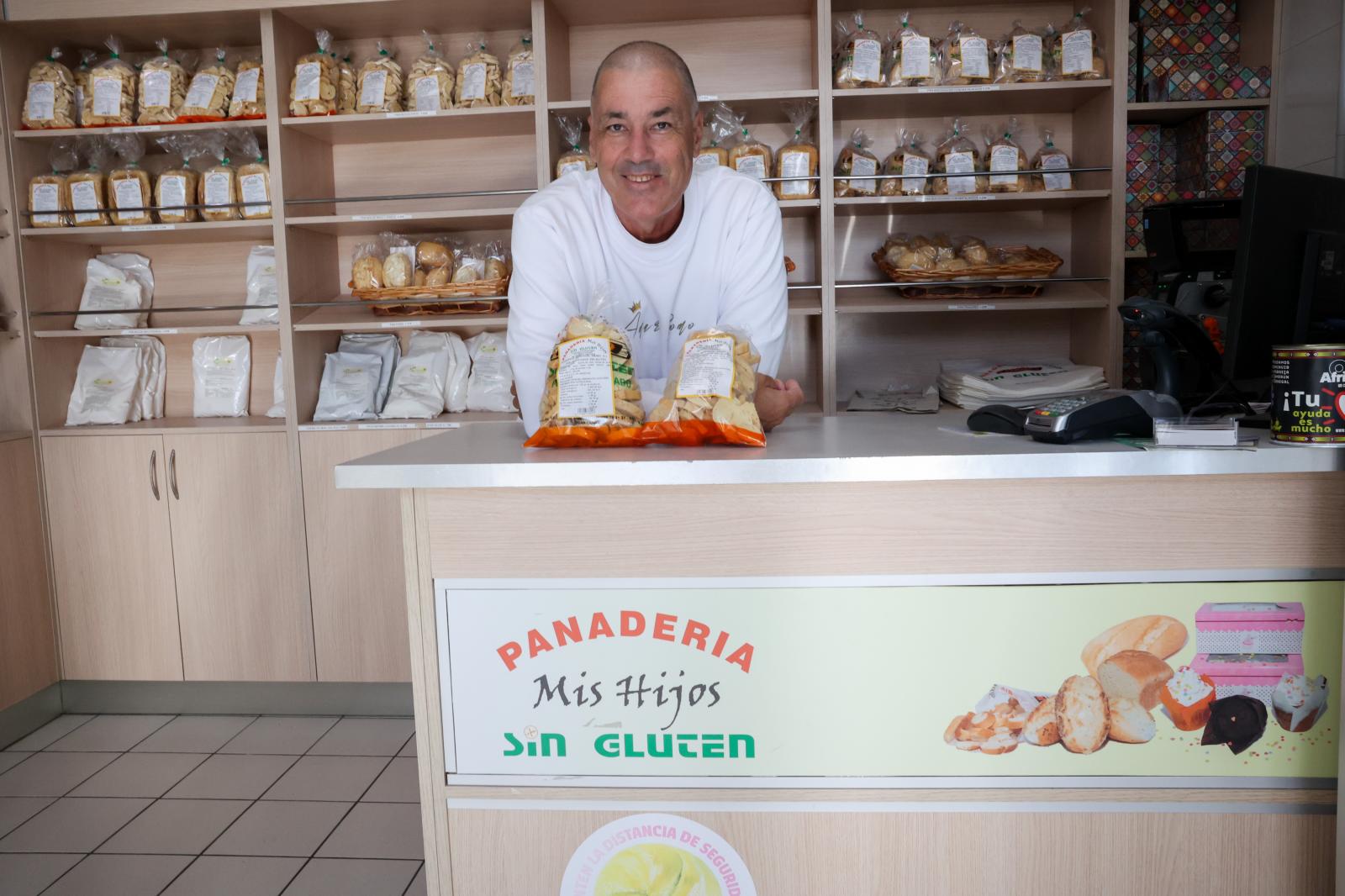 Amaro, en la tienda que abrió tras detectarle celiaquía a su hijo.