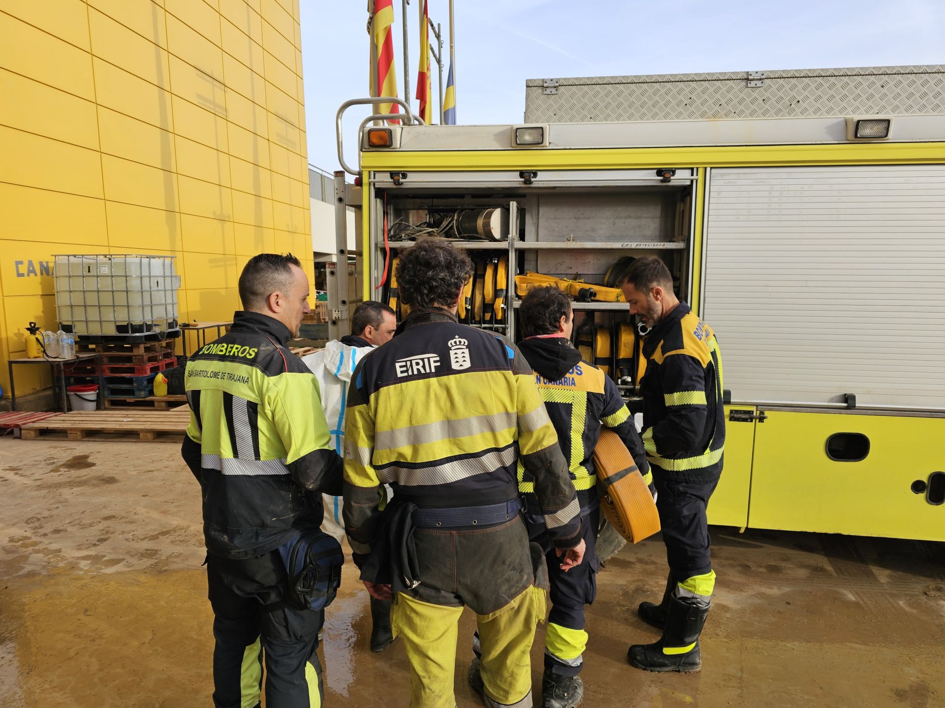Imagen secundaria 1 - El último relevo de efectivos se incorpora este sábado al operativo canario desplegado en Valencia