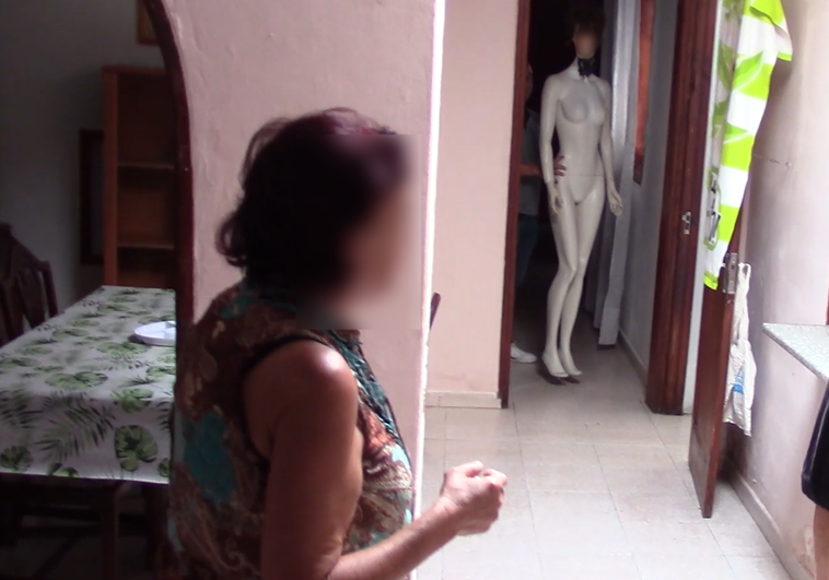 Imagen de la testigo durante la reconstrucción y dentro de la casa donde se produjo el crimen. Observa un maniquí que emula a la víctima.