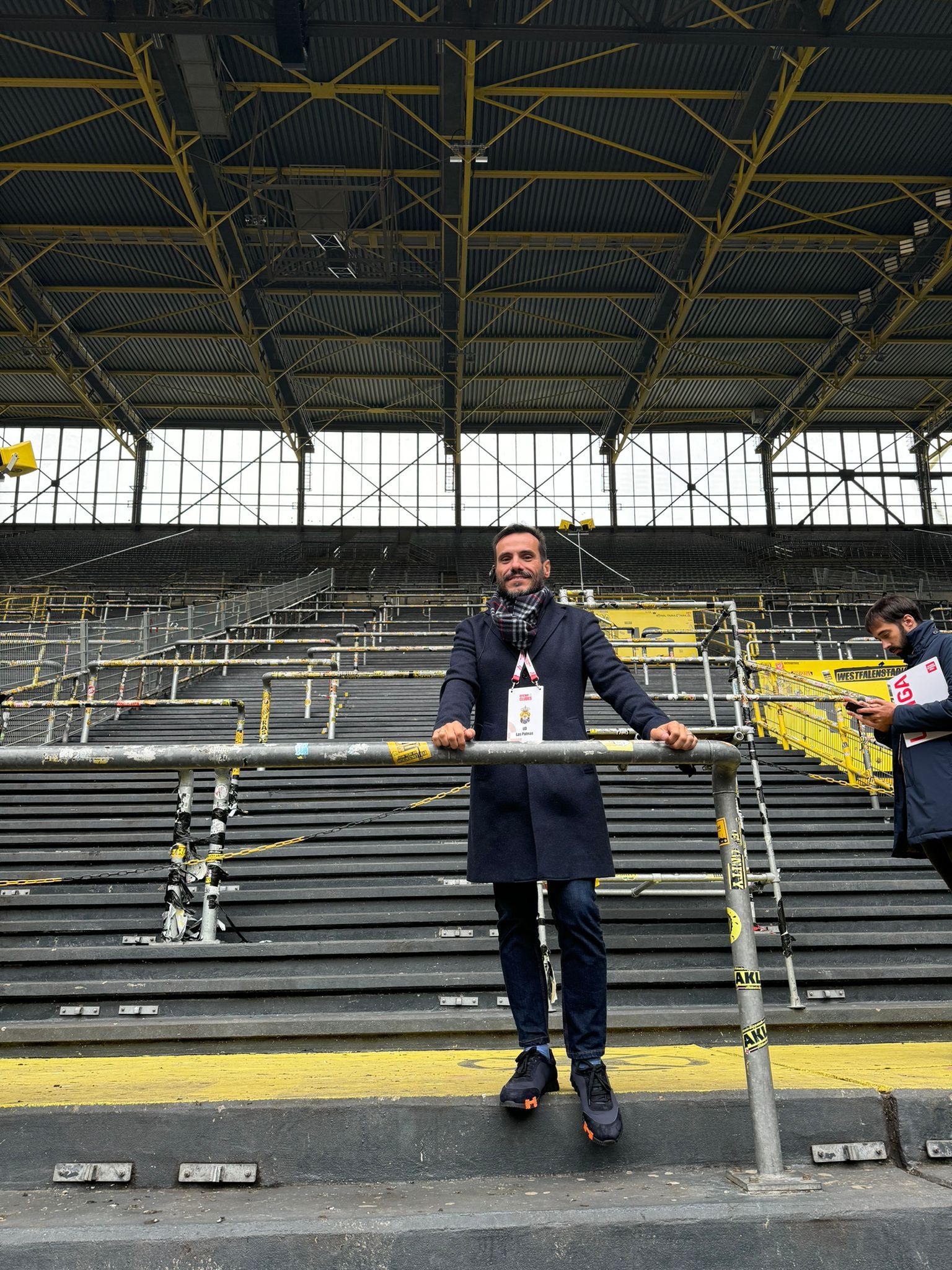 Rubén Fontes posa en el famoso 'muro amarillo' del Signal Iduna Park del Borussia Dortmund.