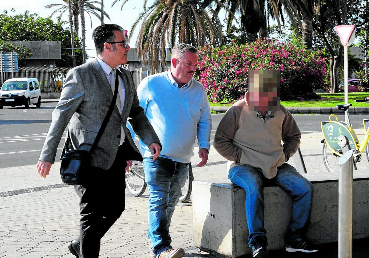 Hernández, en el centro, entrando en la Ciudad de la Justicia donde está siendo investigado.